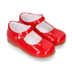 Mercedita niña clásica escotada con botón en piel charol ROJO.
