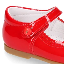 Mercedita niña clásica escotada con botón en piel charol ROJO.