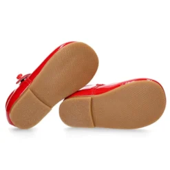 Mercedita niña clásica escotada con botón en piel charol ROJO.