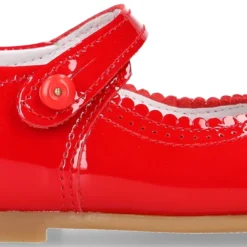Mercedita niña clásica escotada con botón en piel charol ROJO.