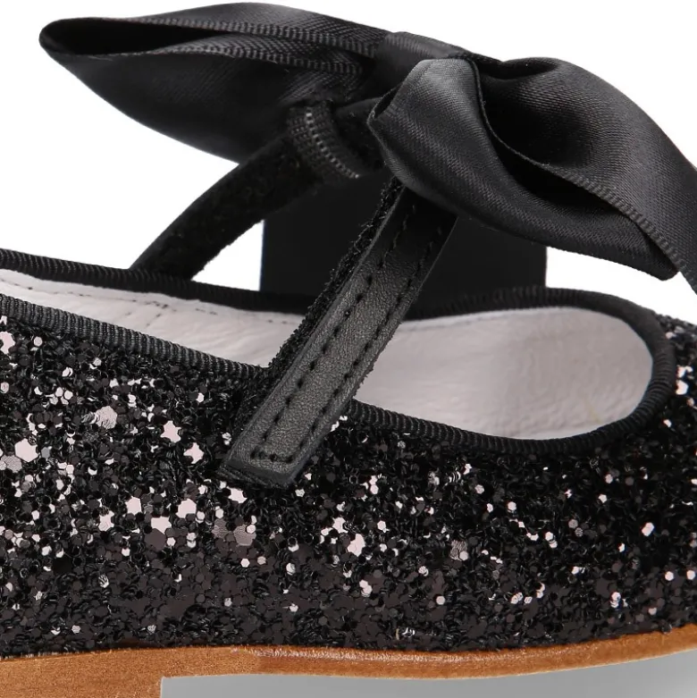 Mercedita niña con cierre adherente con lazo en GLITTER NEGRO.
