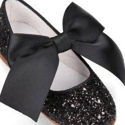 Mercedita niña con cierre adherente con lazo en GLITTER NEGRO.