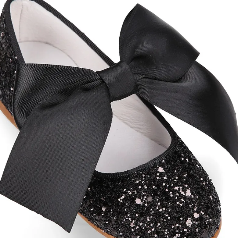 Mercedita niña con cierre adherente con lazo en GLITTER NEGRO.