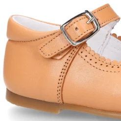 Mercedita niña con hebilla en piel napa CAMEL.