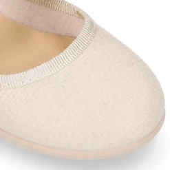 Mercedita niña con lazo al tobillo en lona laminada.