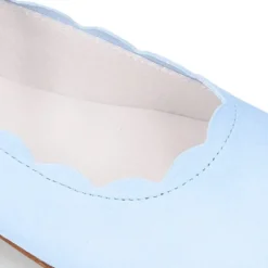 Mercedita niña con ONDAS en piel ante suave.