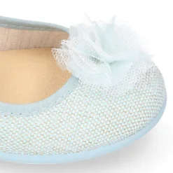 Mercedita niña en lino con flor y hebilla.