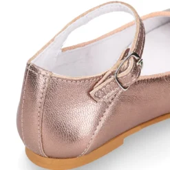 Mercedita niña escotada con hebilla en piel suave ROSADO.
