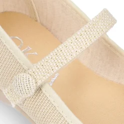 Mercedita niña estilizada con cierre adherente y botón en lino beige.