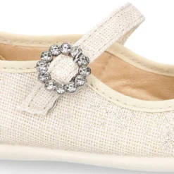 Mercedita niña estilizada en lino hielo con hebilla tipo diamantes.