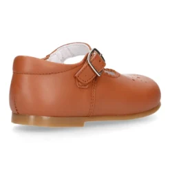 Mercedita niña OKAA con picados y hebilla en piel napa.
