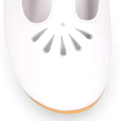 Mercedita niña Okaa en forma de T con picados en piel charol en color blanco.