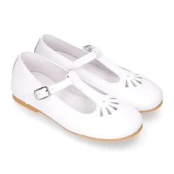 Mercedita niña Okaa en forma de T con picados en piel charol en color blanco.