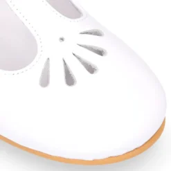 Mercedita niña Okaa en forma de T con picados en piel charol en color blanco.