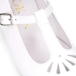 Mercedita niña Okaa en forma de T con picados en piel charol en color blanco.