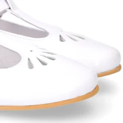 Mercedita niña Okaa en forma de T con picados en piel charol en color blanco.