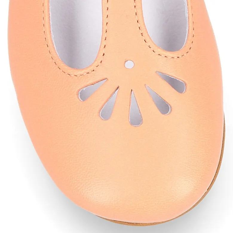 Mercedita niña OKAA en forma de T con picados en piel en colores MODA.