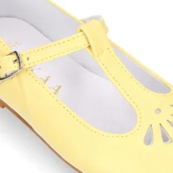 Mercedita niña OKAA en forma de T con picados en piel en colores MODA.