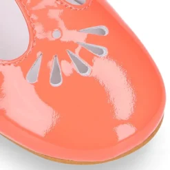 Mercedita niña OKAA en forma de T con picados en piel charol PEONIA.