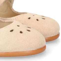 Mercedita niña picados flor y cierre adherente con botón en piel beige.