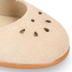 Mercedita niña picados flor y cierre adherente con botón en piel beige.