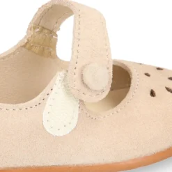 Mercedita niña picados flor y cierre adherente con botón en piel beige.