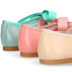 Mercedita niña tipo Angelito con lazo en piel suave en colores de temporada.