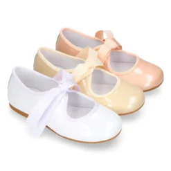 Mercedita niña tipo Angelito con lazo en piel CHAROL PERLADO.