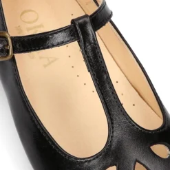 Mercedita niña tipo PEPITO con hebilla en piel NEGRO con diseño Pétalos.
