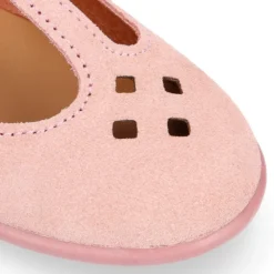 Mercedita niña tipo pepito con picados y hebilla en piel serraje rosa.