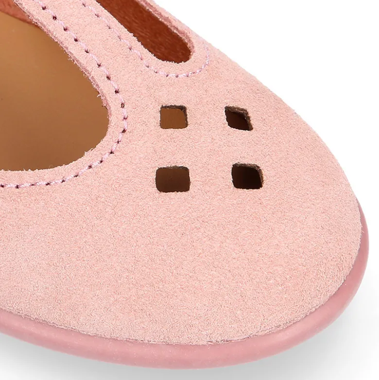 Mercedita niña tipo pepito con picados y hebilla en piel serraje rosa.
