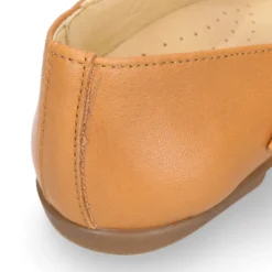 Mercedita niña tipo Pepito con hebilla en piel camel con diseño Pétalos.