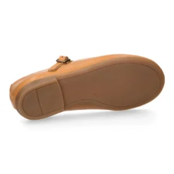 Mercedita niña tipo Pepito con hebilla en piel camel con diseño Pétalos.