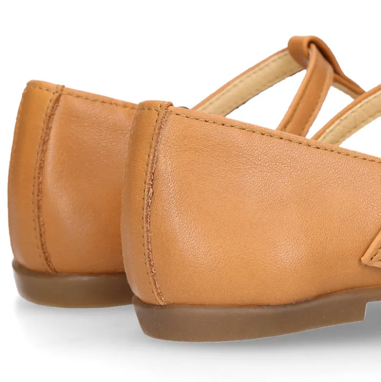 Mercedita niña tipo Pepito con hebilla en piel camel con diseño Pétalos.