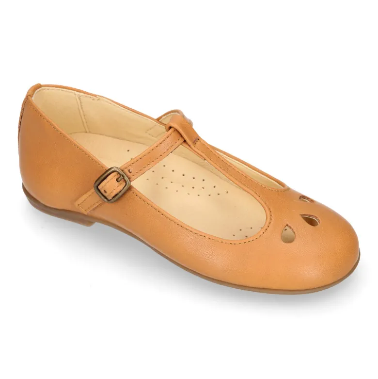 Mercedita niña tipo Pepito con hebilla en piel camel con diseño Pétalos.