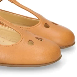 Mercedita niña tipo Pepito con hebilla en piel camel con diseño Pétalos.