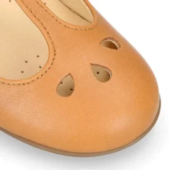Mercedita niña tipo Pepito con hebilla en piel camel con diseño Pétalos.