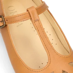 Mercedita niña tipo Pepito con hebilla en piel camel con diseño Pétalos.