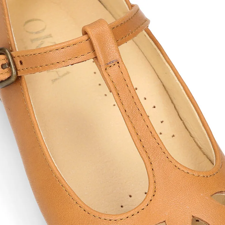 Mercedita niña tipo Pepito con hebilla en piel camel con diseño Pétalos.