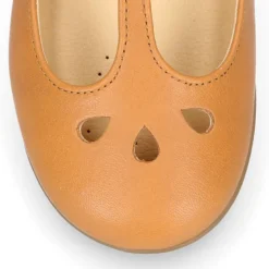 Mercedita niña tipo Pepito con hebilla en piel camel con diseño Pétalos.