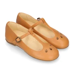 Mercedita niña tipo Pepito con hebilla en piel camel con diseño Pétalos.