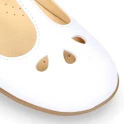 Mercedita niña tipo Pepito con hebilla en piel blanco con diseño Pétalos.