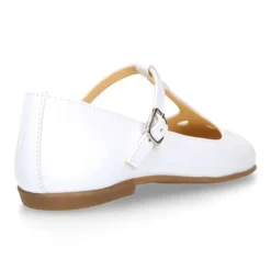 Mercedita niña tipo Pepito con hebilla en piel blanco con diseño Pétalos.