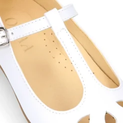 Mercedita niña tipo Pepito con hebilla en piel blanco con diseño Pétalos.