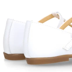 Mercedita niña tipo Pepito con hebilla en piel blanco con diseño Pétalos.
