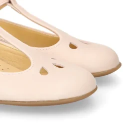 Mercedita niña tipo Pepito con hebilla en piel nude con diseño Pétalos.