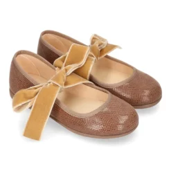 Mercedita o Bailarina niña tipo angelito en Serratex estampado con lazo grande en terciopelo.