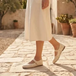 Merceditas de lino beige bordadas para mujer