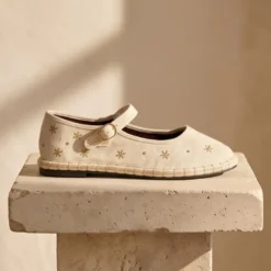 Merceditas de lino beige bordadas para mujer