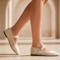 Merceditas de lino beige bordadas para mujer